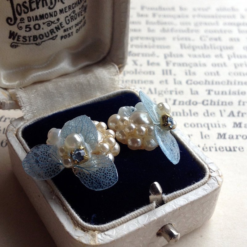 Hydrangea and aquamarine vintage pearl bijou earrings / brass ear clip - Earrings & Clip-ons - Gemstone Blue