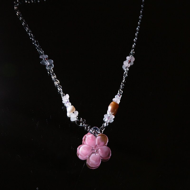Handmade glass flower necklace - สร้อยคอ - แก้ว สึชมพู