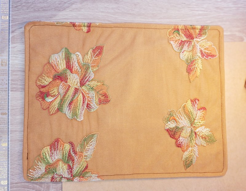 手作蕾絲裝飾巾-彩色牡丹 - 擺飾/家飾品 - 棉．麻 