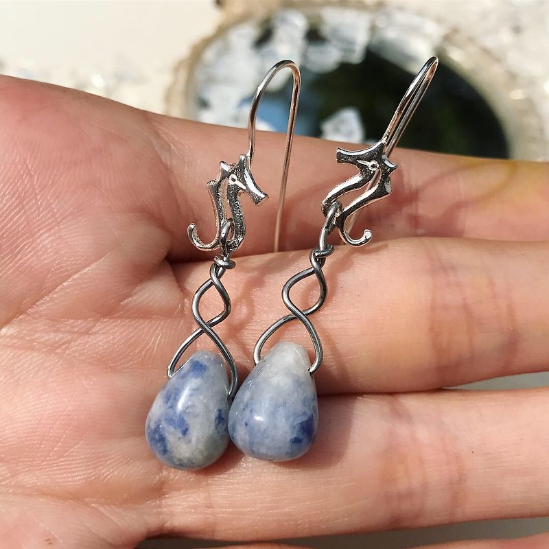 【Lost And Find】Natural  moonstone heart shaped earring - Earrings & Clip-ons - Gemstone Blue