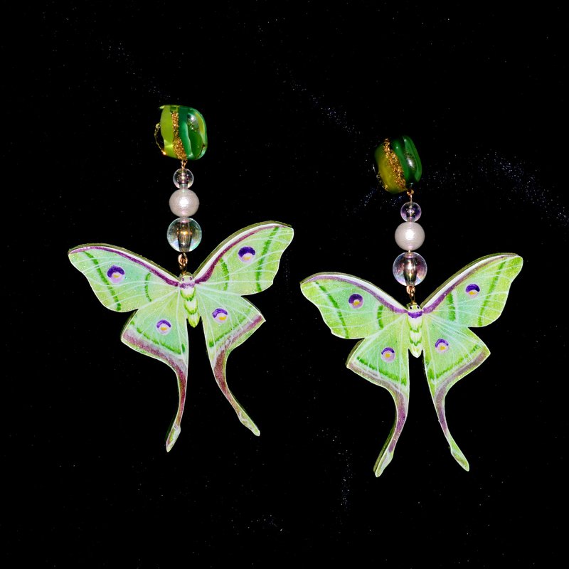 Green-tailed silkworm moth lunamoth shape moon moth earrings earrings - Earrings & Clip-ons - Wood Green