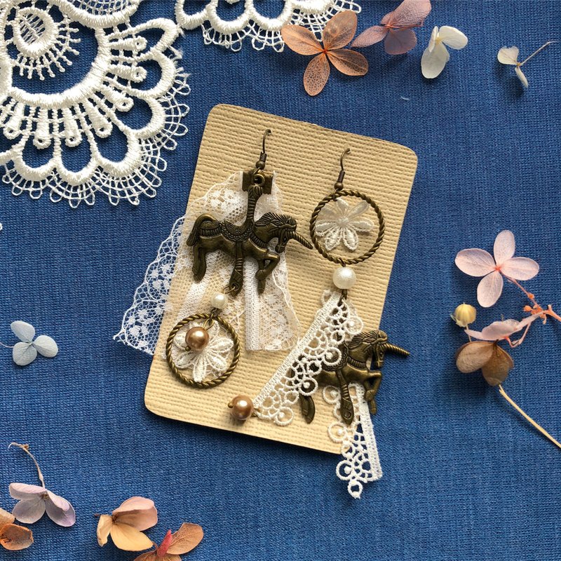 Carousel and White Flower Lace Asymmetric Handmade Earring - ต่างหู - โลหะ สีนำ้ตาล