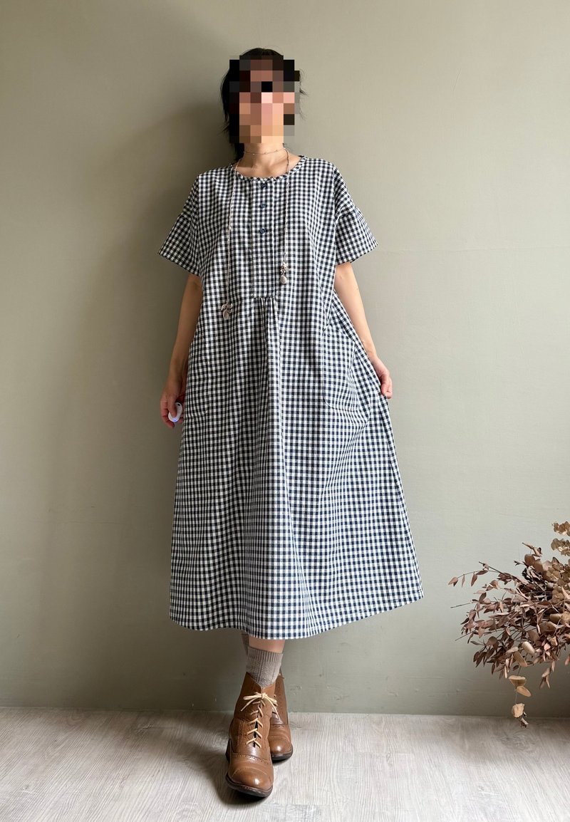 夏日約定/藍白格子棉麻圓領長開襟口袋短袖洋裝/連身裙 - 裙子/長裙 - 棉．麻 
