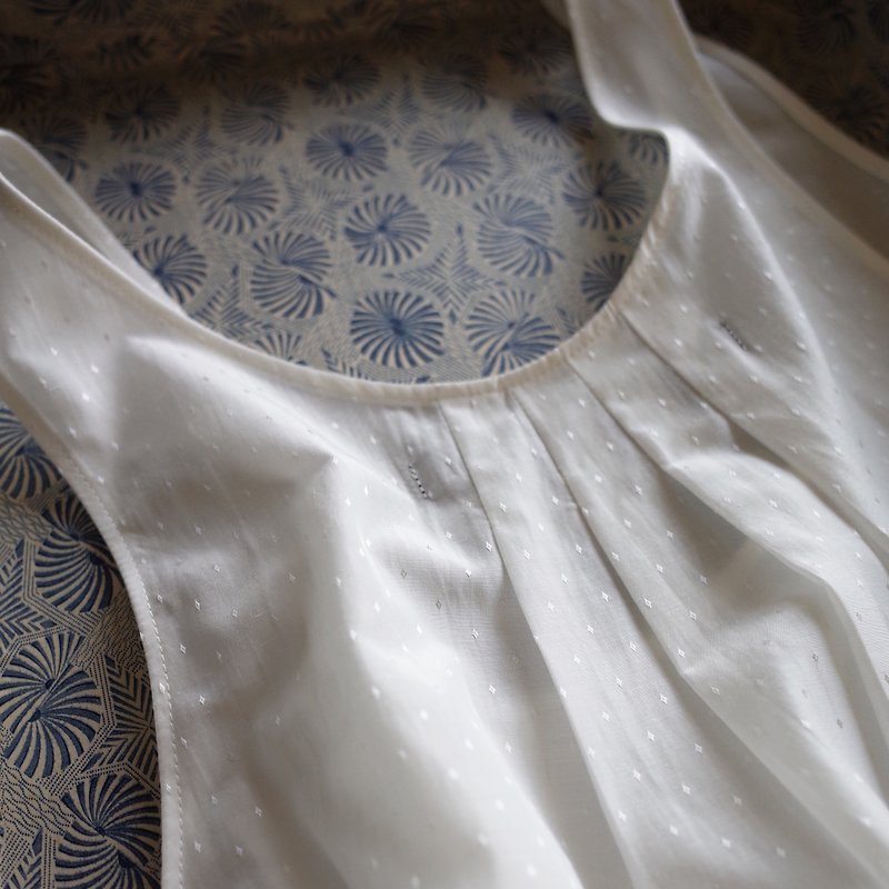 silky white top - เสื้อผู้หญิง - เส้นใยสังเคราะห์ ขาว