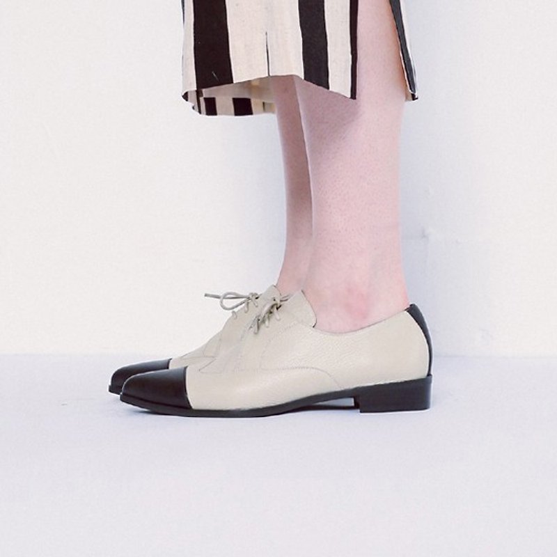 Heart-shaped leather straps pointed leather shoes black - รองเท้าหนังผู้หญิง - หนังแท้ ขาว