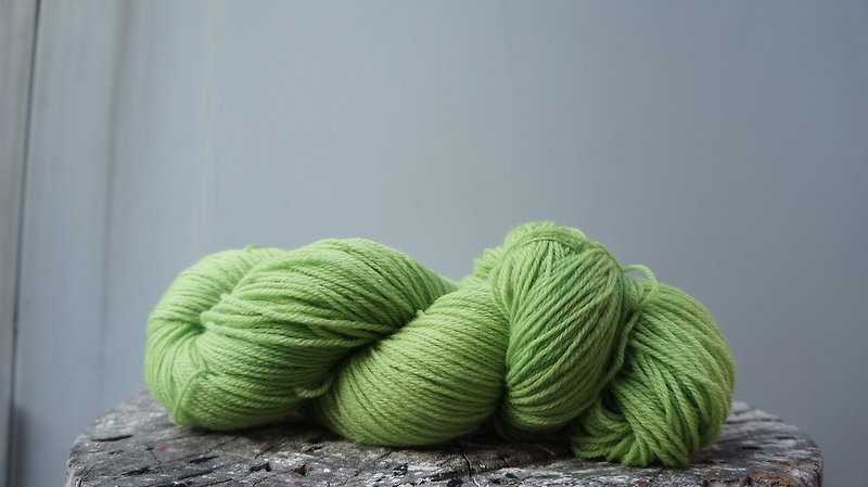 空氣美麗諾。手染線。青草綠 - 編織/刺繡/羊毛氈/縫紉 - 羊毛 透明