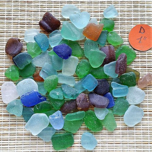小さなシーグラス。アート、モザイク、工芸品のための本物の