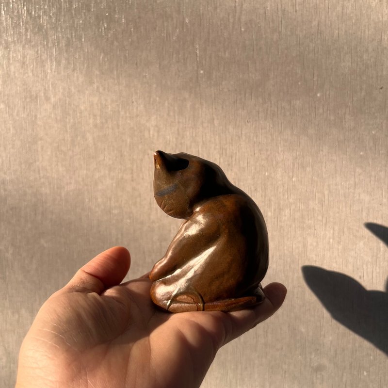 お行儀の良いニャンコ / 陶器オブジェ - 置物 - 陶器 ブラウン