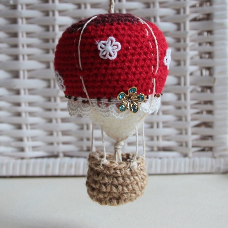Amigurumi crochet doll: red colorful hot air balloon - ของวางตกแต่ง - เส้นใยสังเคราะห์ สีแดง