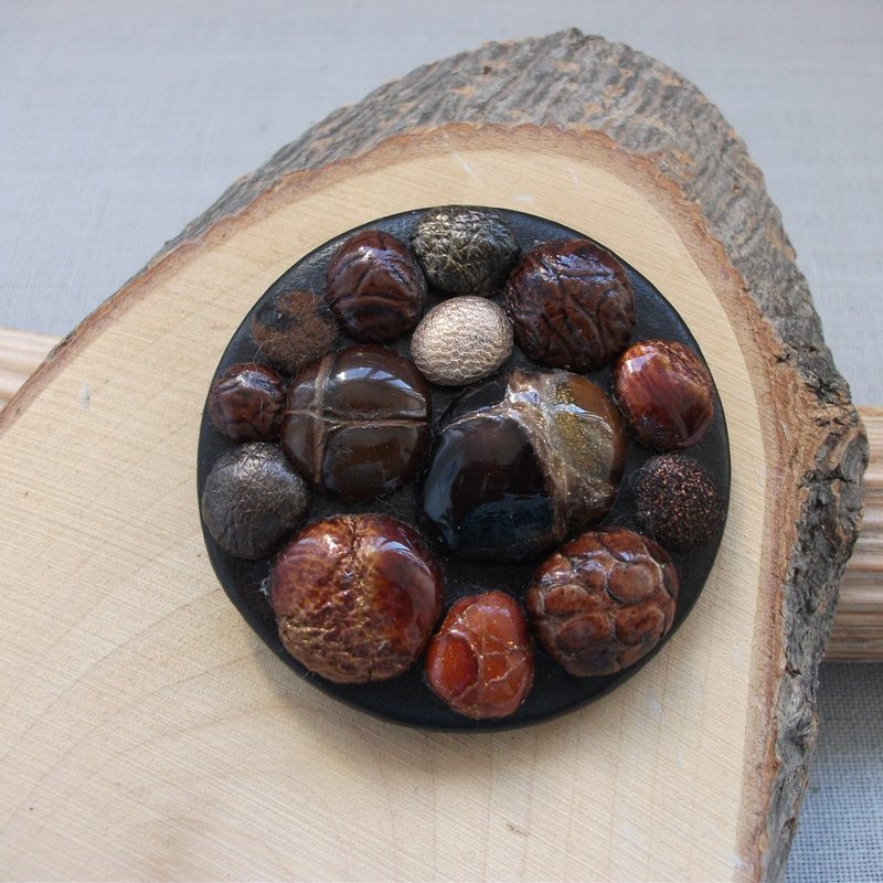 Genuine leather brooch with brown stones - 胸針 - 真皮 咖啡色