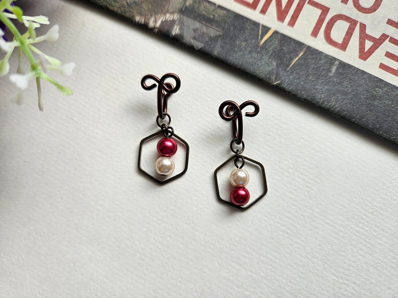 [Naughty Frame] Red~Painless Clip-On, clip-on earrings, ear hooks, asymmetrical - ต่างหู - วัสดุอื่นๆ สีแดง