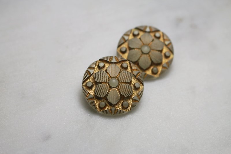 Looking for decoration mishivénus vintage earrings medieval earrings ear clips / ve182 - Earrings & Clip-ons - Plastic Brown