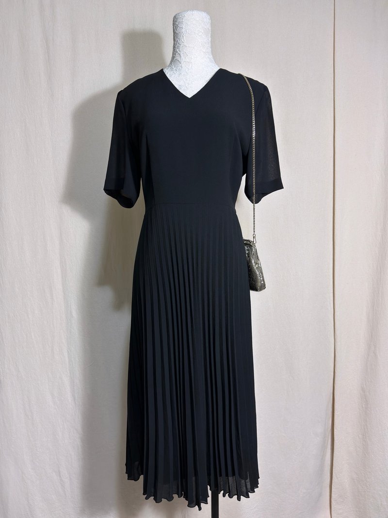 Pure black V-neck pleated skirt, short-sleeved vintage dress/brought back to VINTAGE from abroad - ชุดเดรส - เส้นใยสังเคราะห์ สีดำ