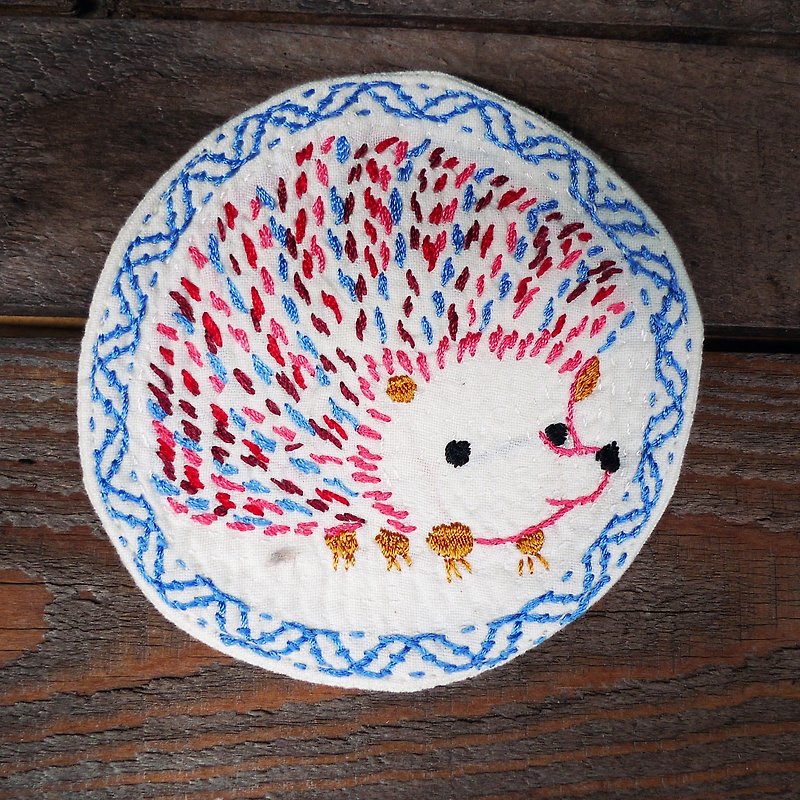 Embroidered coasters _ hedgehogs _ fair trade - ที่รองแก้ว - ผ้าฝ้าย/ผ้าลินิน ขาว