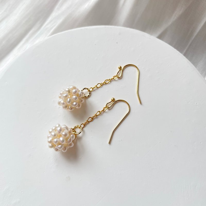 [Mother's Day Gift Box] Natural Pearl Braided Ball Gold Earrings - Earrings & Clip-ons - Pearl 