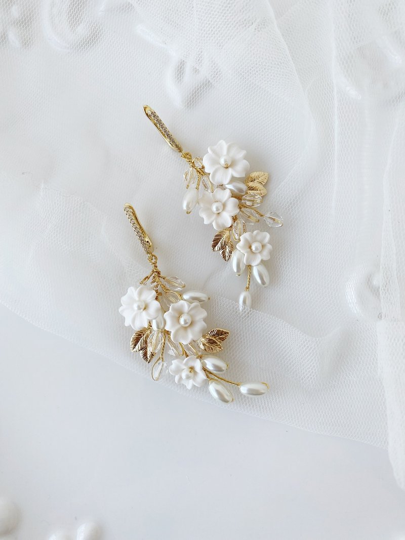 Gold white flower wedding earrings  , long ivory boho bridal earrings - ต่างหู - ดินเหนียว ขาว