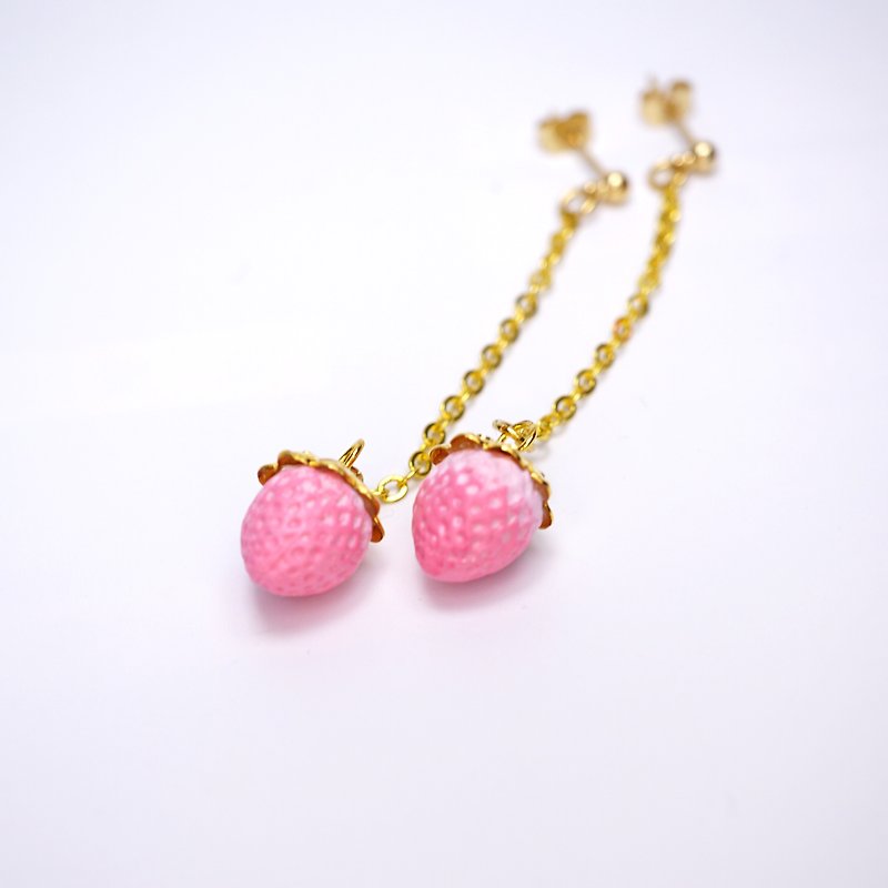 Playful Design 粉紅色草莓吊耳環 - 耳環/耳夾 - 黏土 粉紅色