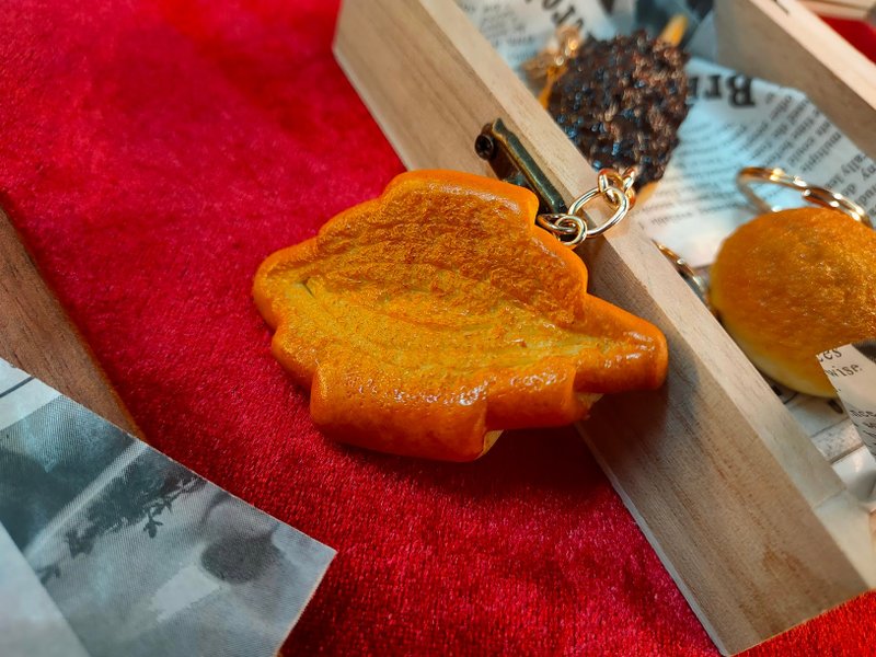 Handmade Borodinsky Bread Keychain - ที่ห้อยกุญแจ - ดินเหนียว สีส้ม