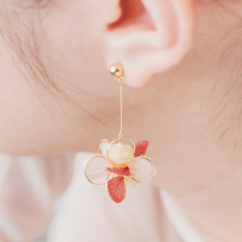 Handmade Real Flower Earrings/Secret. Dried flower earrings hydrangea baby's breath gift ear pin Clip-On - ต่างหู - พืช/ดอกไม้ หลากหลายสี