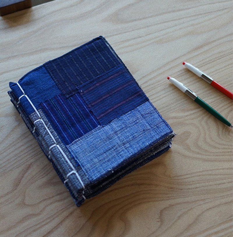 Blue plant dyed patchwork checkered hand-made thread-bound notebook homespun hand-woven canvas retro hand account - สมุดบันทึก/สมุดปฏิทิน - ผ้าฝ้าย/ผ้าลินิน สีน้ำเงิน