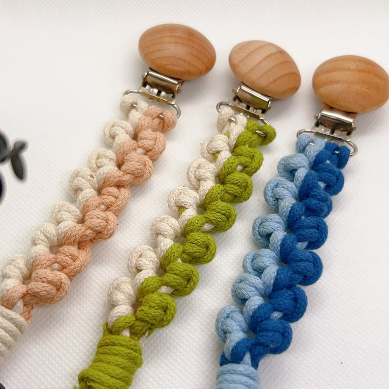 Beech four-petal flower pacifier clip - ขวดนม/จุกนม - วัสดุอื่นๆ ขาว