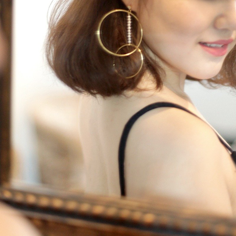 MissQueeny 夢幻泡泡925純銀大圈圈天然珍珠耳環（單只） - 耳環/耳夾 - 紙 金色