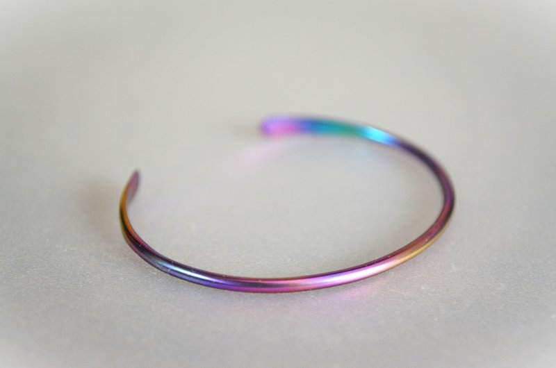 Titanium bangle・赤紫のチタンバングル・楕円形モデル・内径５０ミリ・A - 手鍊/手環 - 其他金屬 紫色