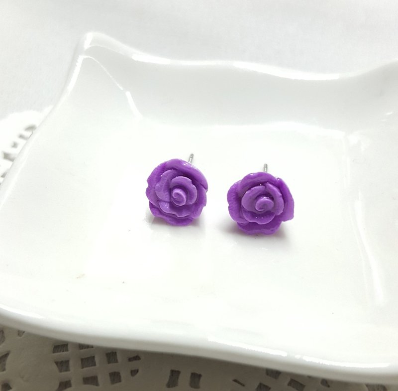 春天的浪漫花語【竽香紫 - 玫瑰花】貼耳式耳環。抗過敏耳針/耳環 - 耳環/耳夾/耳骨夾 - 黏土 紫色