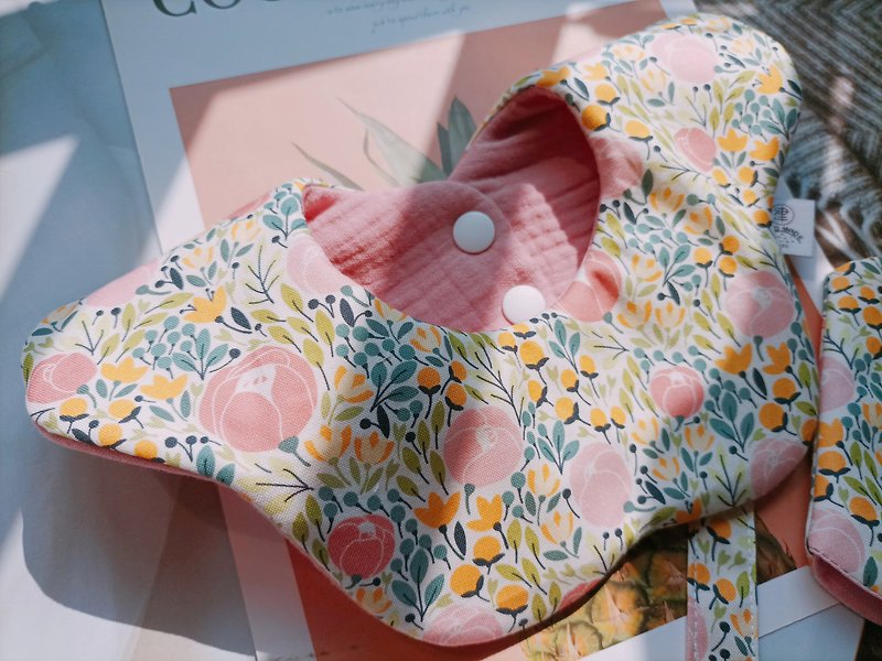 Jin Handmade Baby Miyue Gift Box/Flower Bib/Duck Duck Comfort Towel/Double Bow Hairband - Baby Gift Sets - Cotton & Hemp 