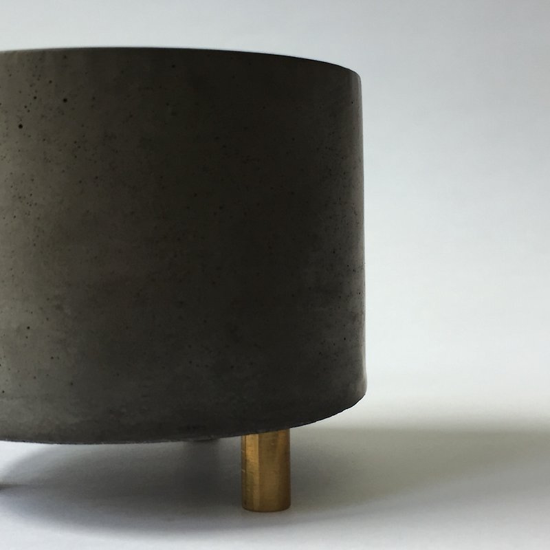FENEN -Black Concrete Multi-use Pot with brass legs –Round