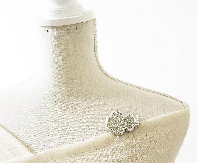Quartz and Embroidered brooch. 刺繍ブローチ クオーツと雲のブローチ 
