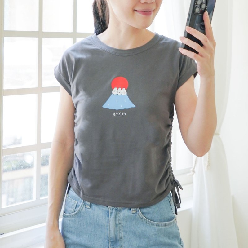 兩側綁帶修身T-shirt -麻糬兔富士山(炭灰黑) - 女上衣/長袖上衣 - 棉．麻 灰色