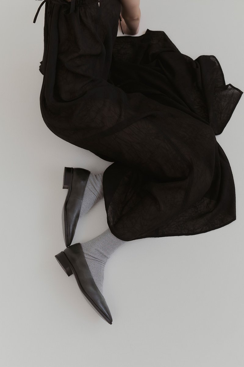 lise V領尖頭鞋 - 松煙灰 - 娃娃鞋/平底鞋 - 真皮 灰色