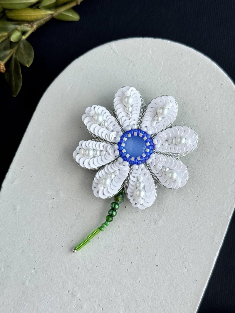 Beaded camomile flower brooch - 胸針 - 其他材質 白色