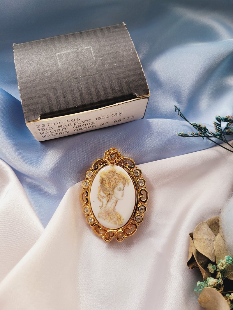 美國西洋古董飾品 /1994年AVON PC系列玫瑰法式淑女瓷製胸針/別針 - 胸針 - 其他金屬 