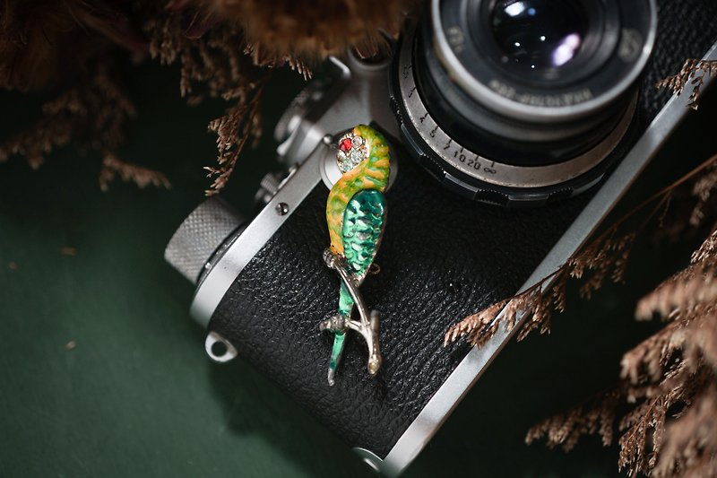 [Antique Jewelry / Old Western Items] (Defective Special Price) VINTAGE Yellow Green Parrot Vintage Pin - Brooches - Other Metals Green