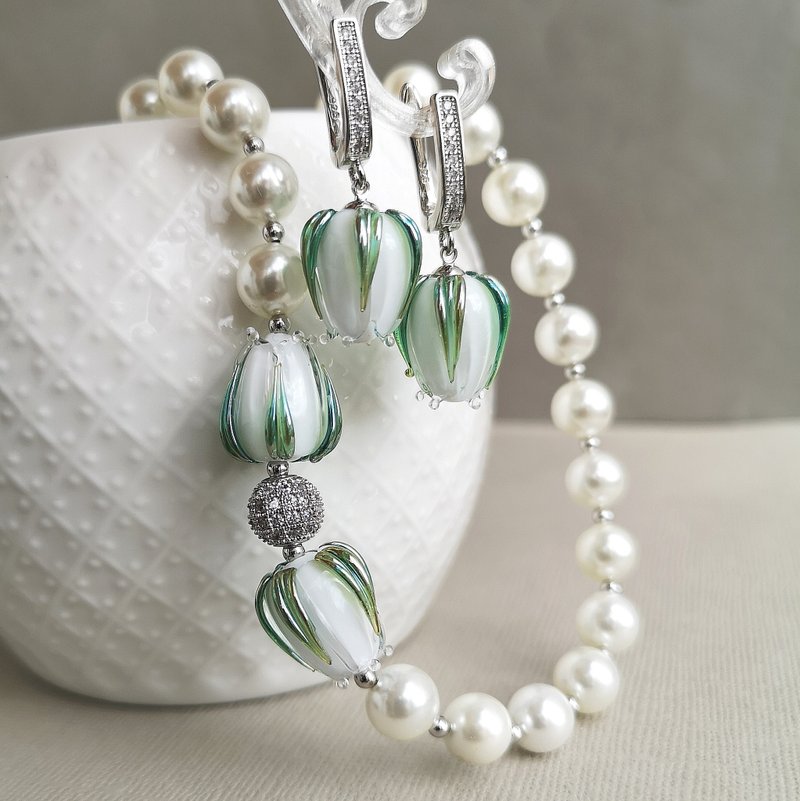 White pearl necklace with white glass flower beads and Flower Earrings - สร้อยคอ - แก้ว ขาว
