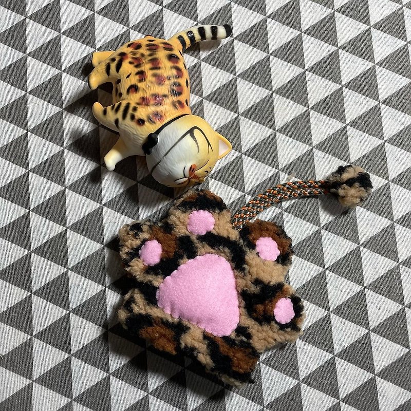RABBIT LULU cat palm key bag meat ball leopard cat Pei Chun leopard print - ที่ห้อยกุญแจ - ผ้าฝ้าย/ผ้าลินิน สีนำ้ตาล