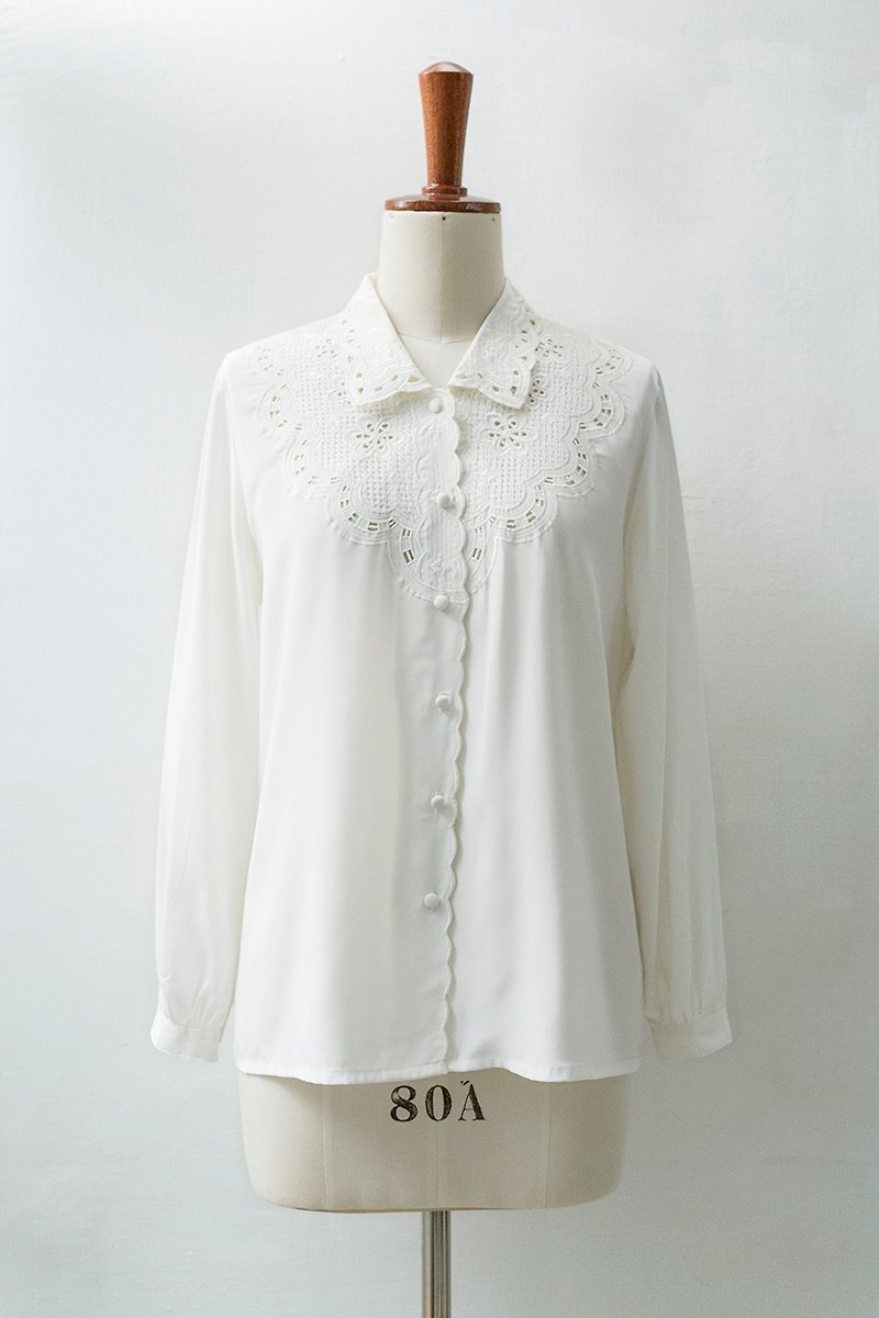 Banana Flyin '| vintage | soft wild plain embroidery lace collar long-sleeved shirt - เสื้อผู้หญิง - ผ้าฝ้าย/ผ้าลินิน 