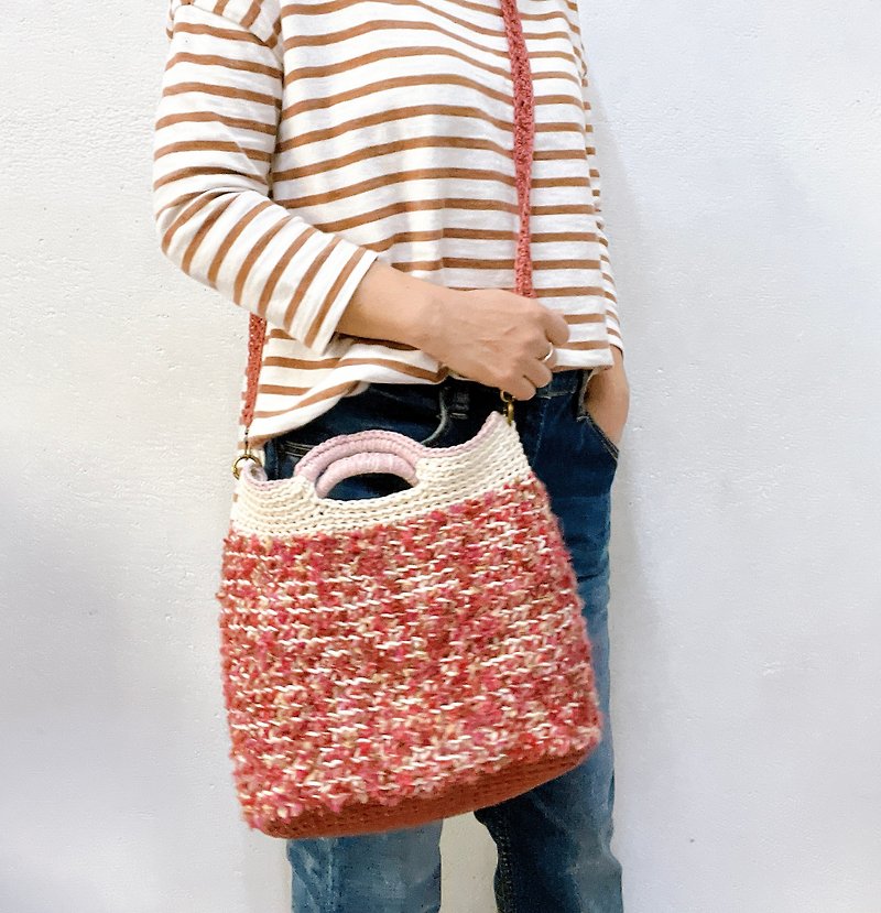 Strawberry Chocolate Segment Dye Blended Crochet Knitting 2-Pack Crossbody Handbag - กระเป๋าแมสเซนเจอร์ - ผ้าฝ้าย/ผ้าลินิน สึชมพู