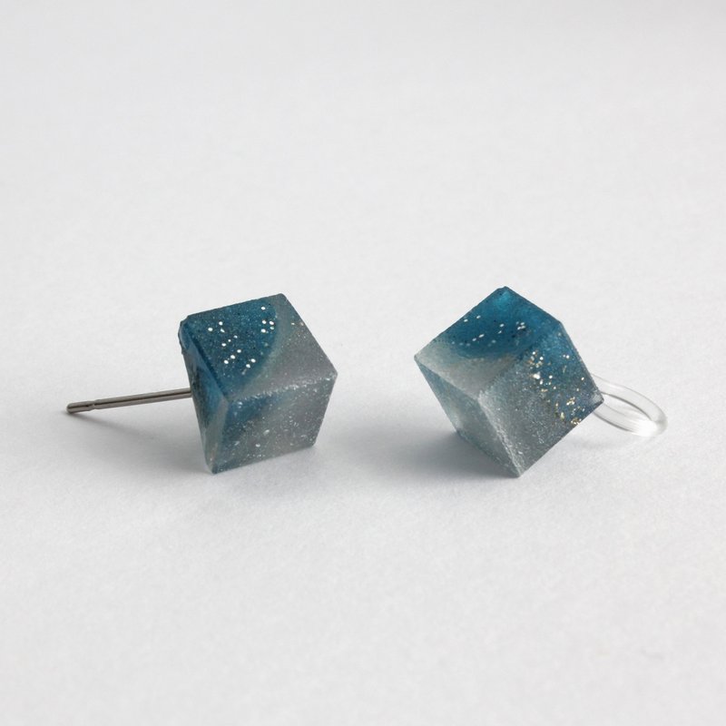 ブルーレインコート/レジンピアス/シングル/氷の結晶キューブ - ピアス・イヤリング - レジン ブルー
