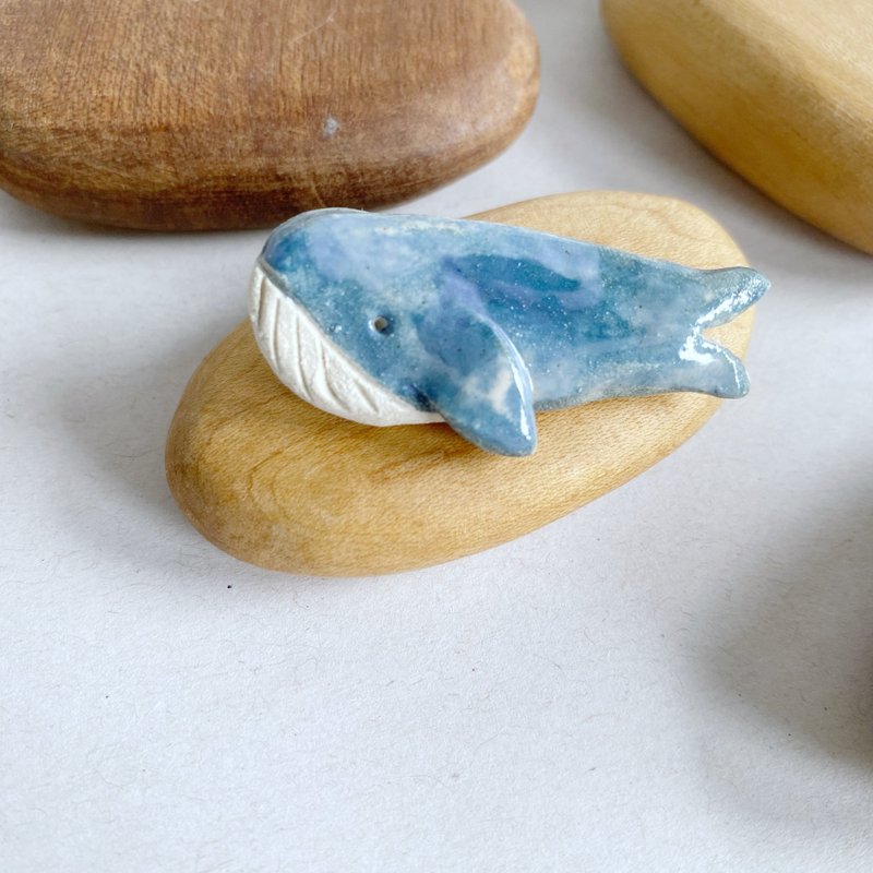 Whale brooch / handmade ceramic - Brooches - Pottery Blue