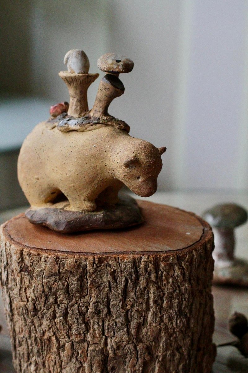 The Bear Bear is accompanied by the Rabbit, a hand-kneaded ceramic bear incense sticks stick/ornament - ของวางตกแต่ง - ดินเผา สีทอง