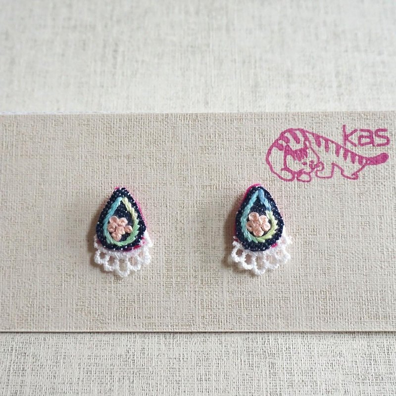 Hand-embroidered earrings &quot;Shizuku&quot;