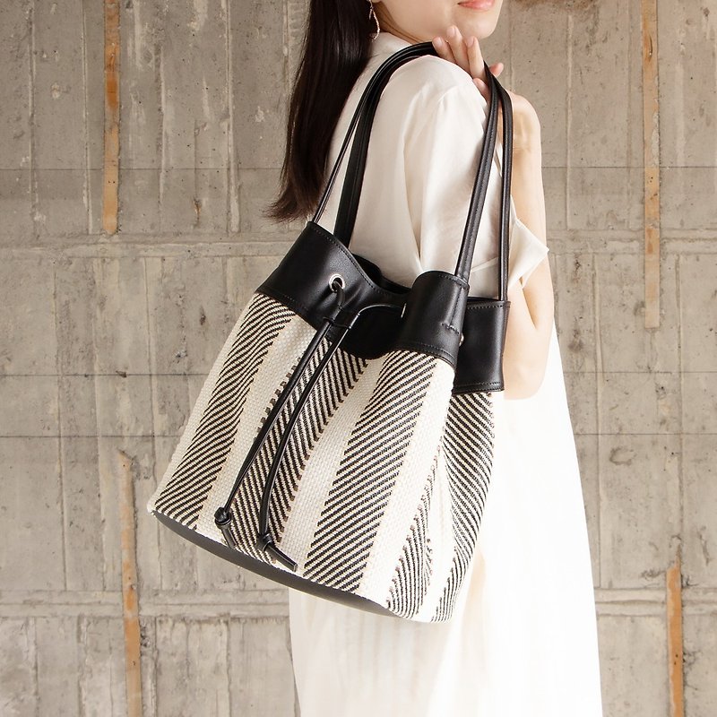 Summer new arrival woven xPU drawstring, bucket-shaped, casual tote, classic black and white, casual, lightweight, large capacity - กระเป๋าหูรูด - หนังเทียม สีดำ