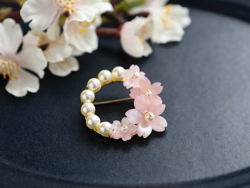 [Brooch, S size] Cherry blossoms, spring in full bloom, pearl wreath 2 - Brooches - Pearl Pink