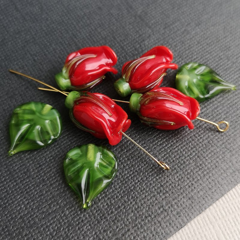 Red Roses Flower Beads, Set of 7 beads - 4 red buds and 3 leaf beads - อื่นๆ - แก้ว สีแดง