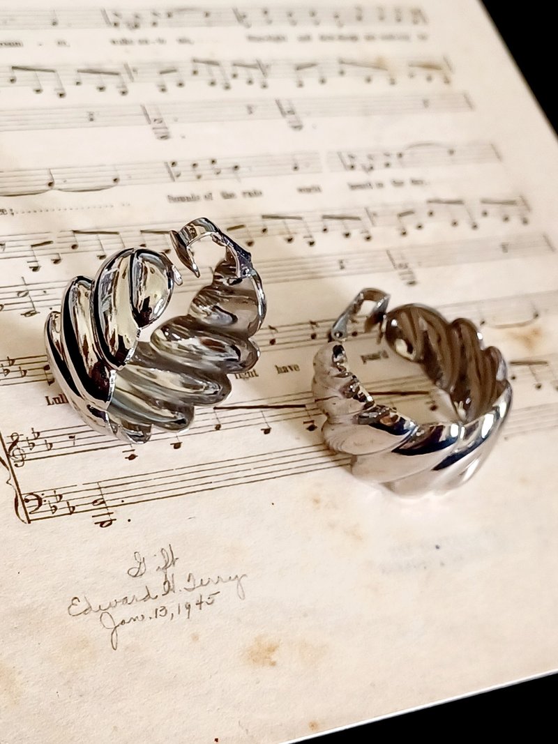vintage jewelry  薄款亮銀捲雲環圈 夾式耳環 - 耳環/耳夾/耳骨夾 - 其他金屬 