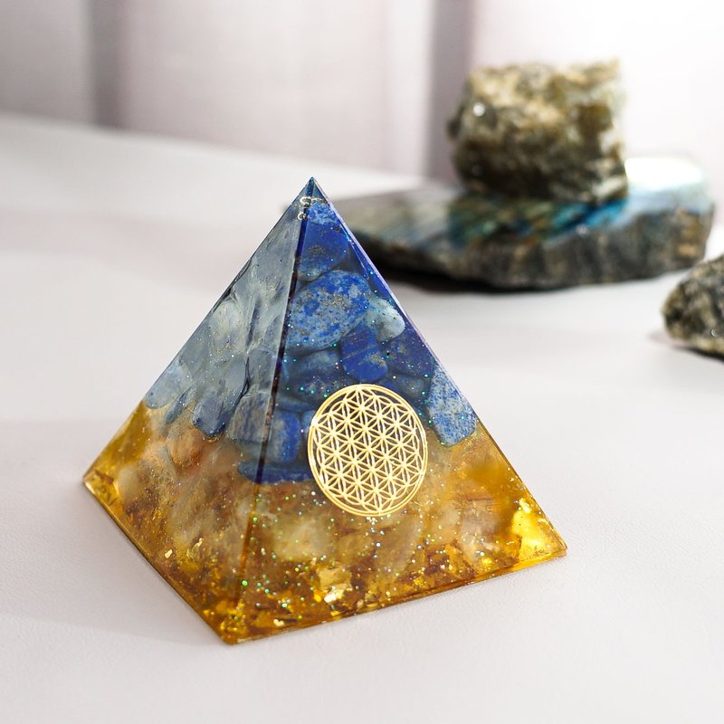 預訂【青金石、黃晶】奧根水晶能量金字塔Orgonite 6x6 cm - 擺飾/家飾品 - 水晶 多色