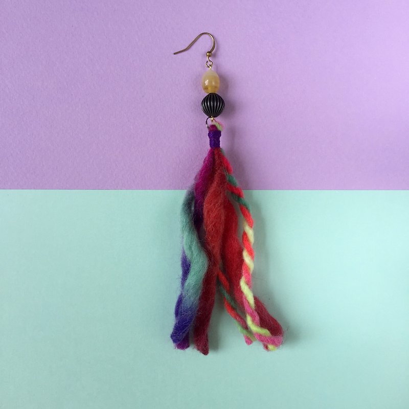 Handmade long tassel earrings (single piece)  |  Bohemia  |  Yellow brass  |  Purplish red - ต่างหู - ขนแกะ สีแดง